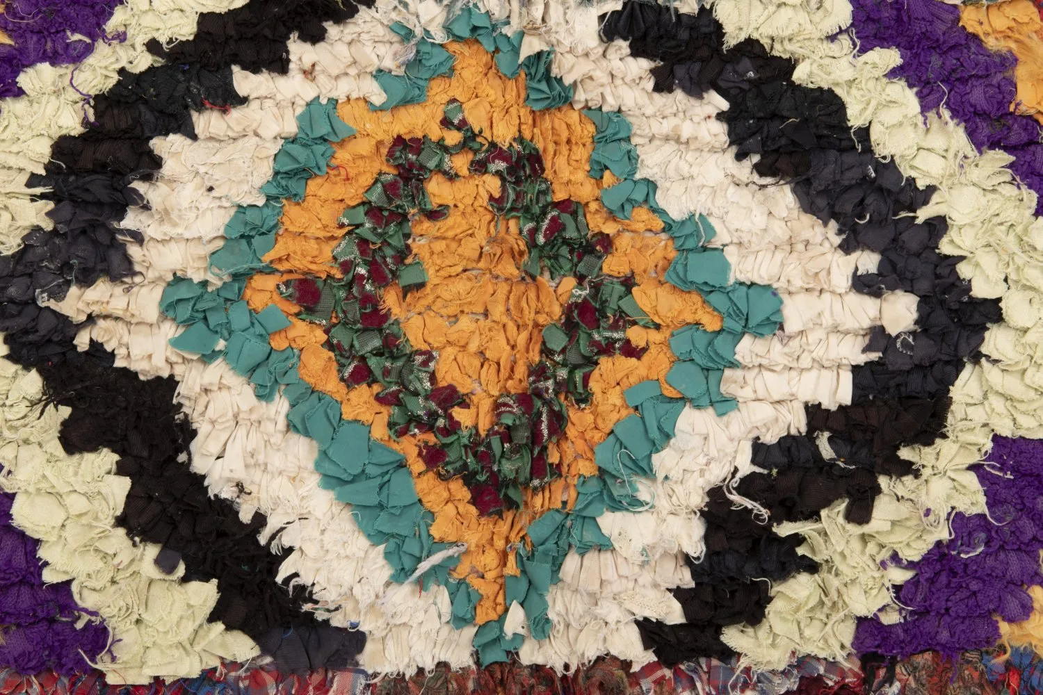 Marokkói Boucherouite szőnyeg 235 x 145 cm