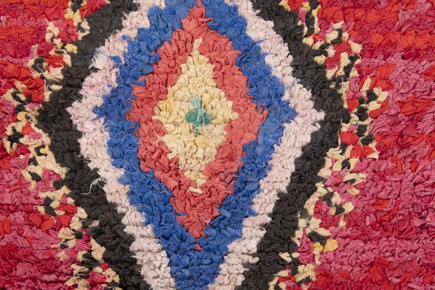 Marokkói Boucherouite szőnyeg 225 x 165 cm