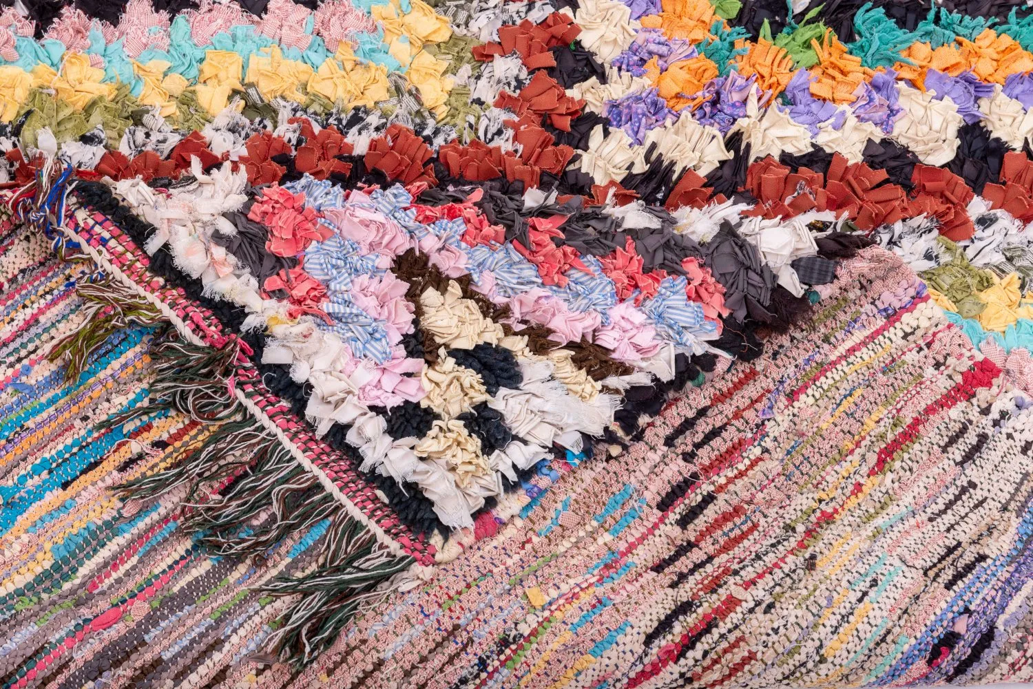 Marokkói Boucherouite szőnyeg 215 x 120 cm