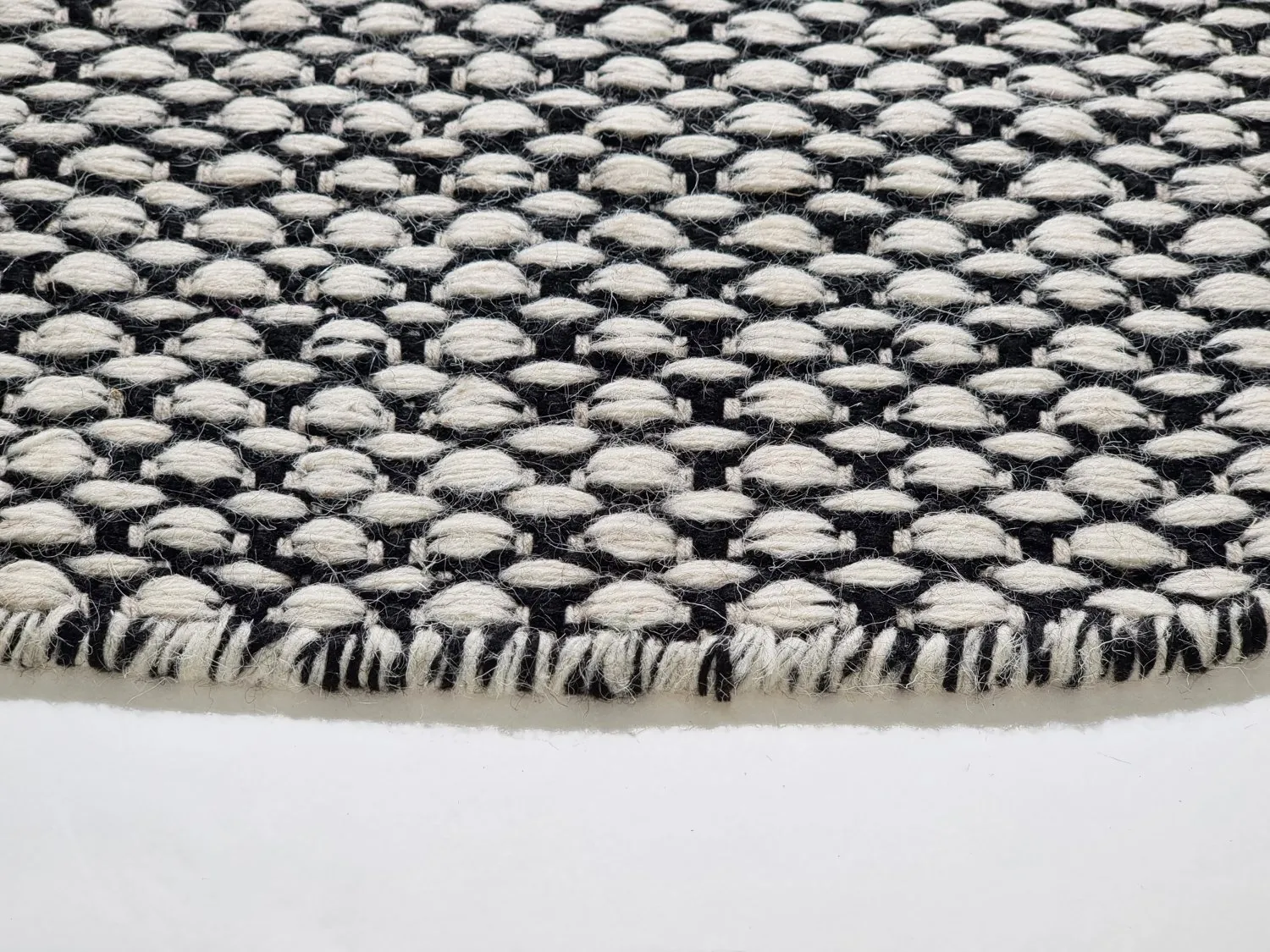 Kerek szőnyeg - Delly (fekete/fehér)