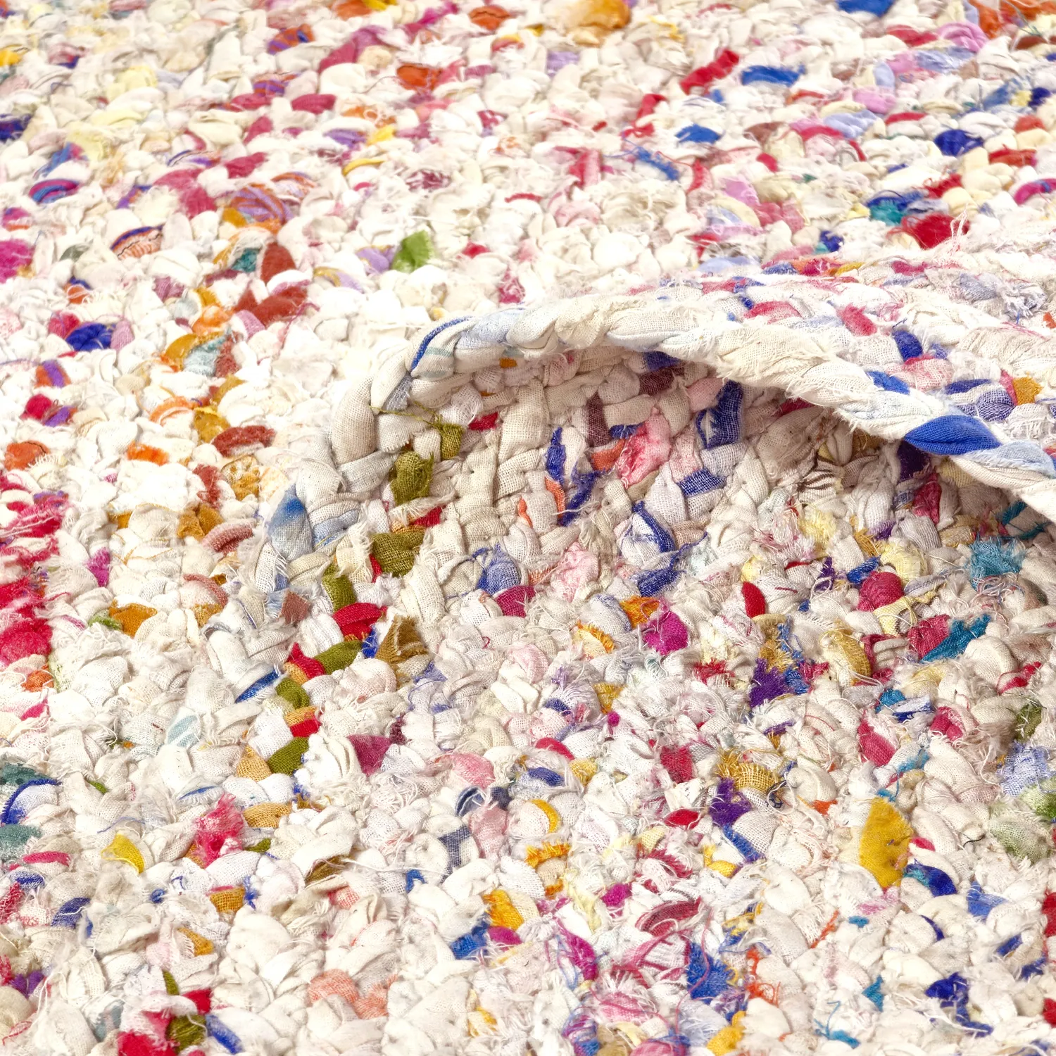 Runda mattor - Flätan (fehér/sokszínű)